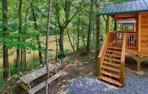 Camping cabin with access to the river